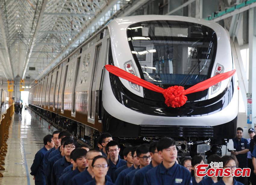 Une rame de métro qui sera utilisée lors des Jeux Olympiques de 2016 à Rio de Janeiro sort de l’usine de la société Changchun Railway Vehicles, dans la ville de Changchun (Province du Jilin), le 25 mai 2015. [Photo / ecns.cn]