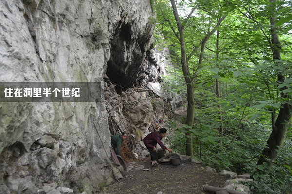 Ils vivent dans une grotte depuis près de 50 ans