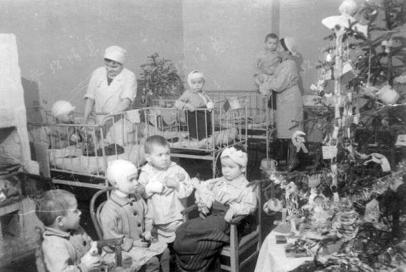 Des enfants blessés pendant les combats fêtent  No?l dans une maison d'enfant ? de Leningrad.