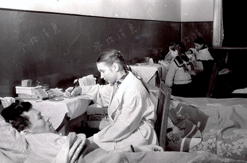 A l'intérieur d'un h?pital de l’arrière à Kaliningrad, des étudiantes écrivent des lettres pour les soldats blessés.