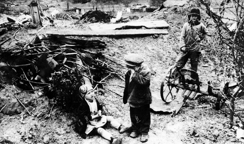 Des enfants du village de Lozovatka, en Biélorussie, en 1944.