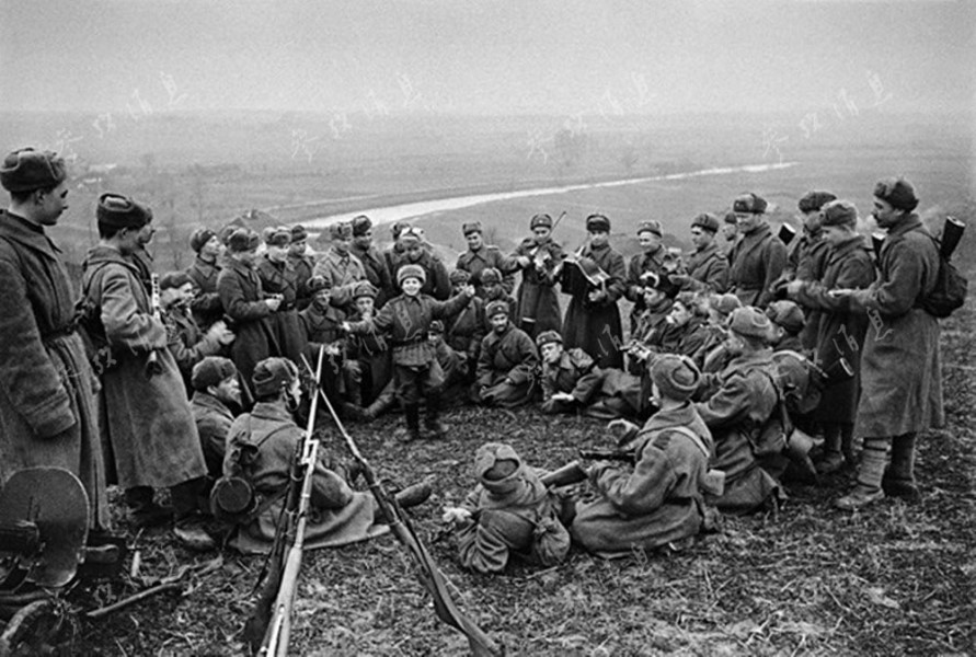 En 1943, un jeune soldat offre un spectacle à ses camarades.