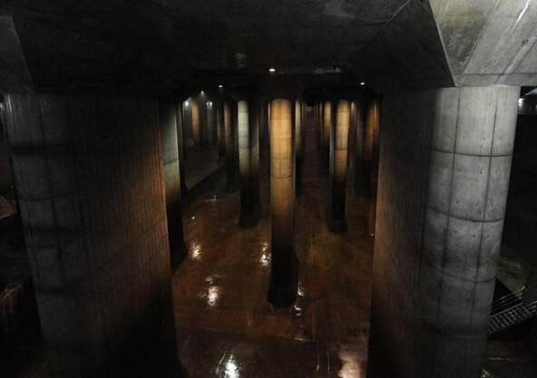 Un véritable palais souterrain : le réservoir de drainage de Kasukabe, au Japon