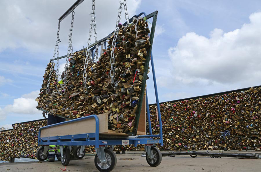 Paris : le Pont des Arts libéré de ses "cadenas d'amour"