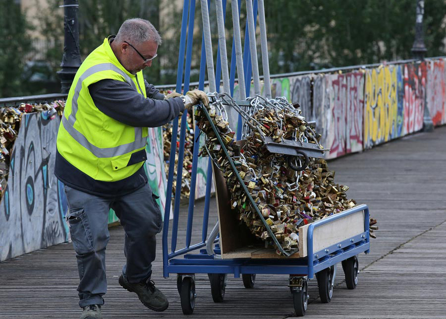 Paris : le Pont des Arts libéré de ses "cadenas d'amour"