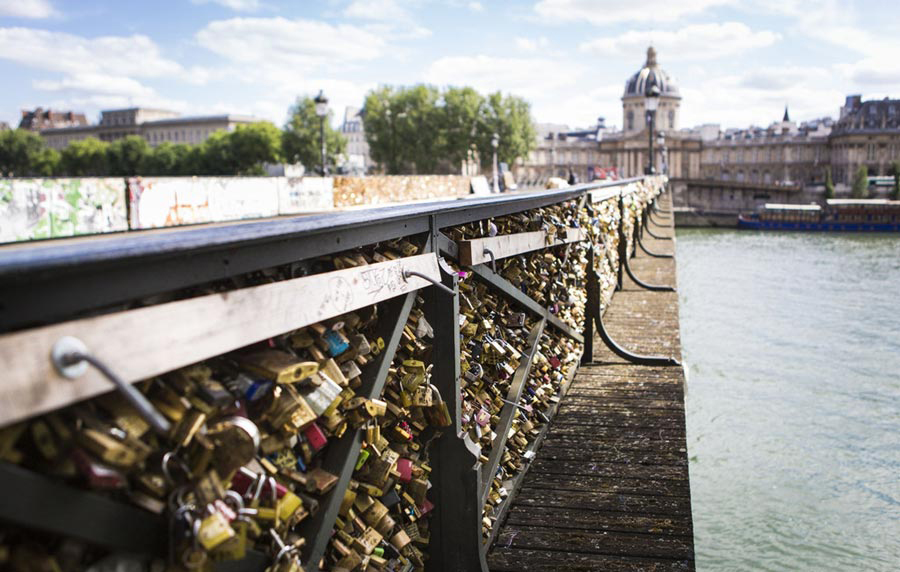 Paris : le Pont des Arts libéré de ses "cadenas d'amour"