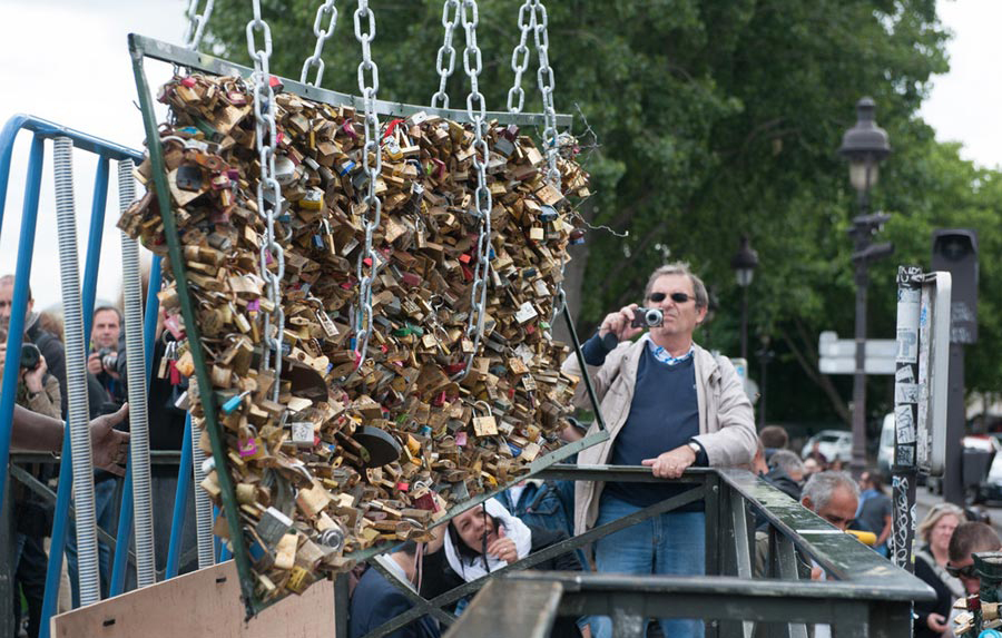 Paris : le Pont des Arts libéré de ses "cadenas d'amour"