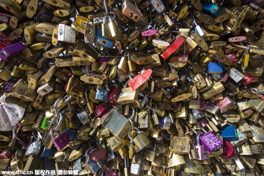 Paris : le Pont des Arts libéré de ses "cadenas d'amour"