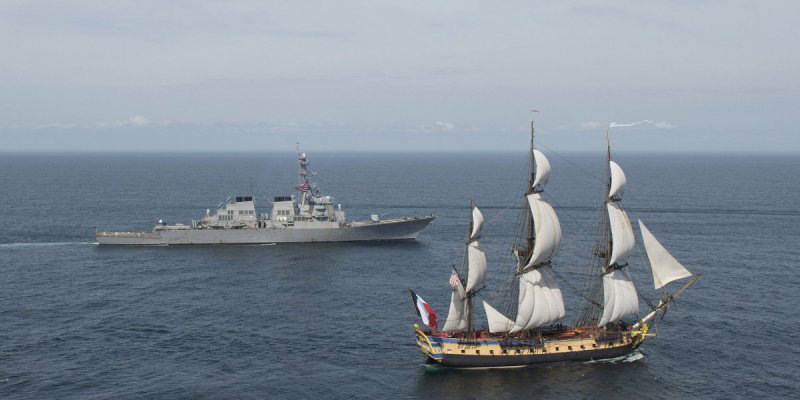 L’Hermione, escortée par un navire de la marine américaine