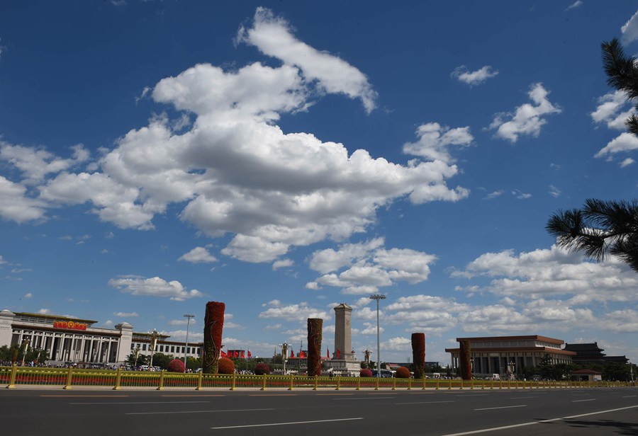 Des nuages blancs flottent au-dessus de Beijing, le 11 juin. [Photo / Xinhua]