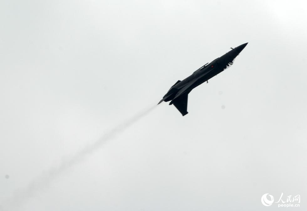 Débuts en vol du chasseur chinois Xiaolong au Salon du Bourget