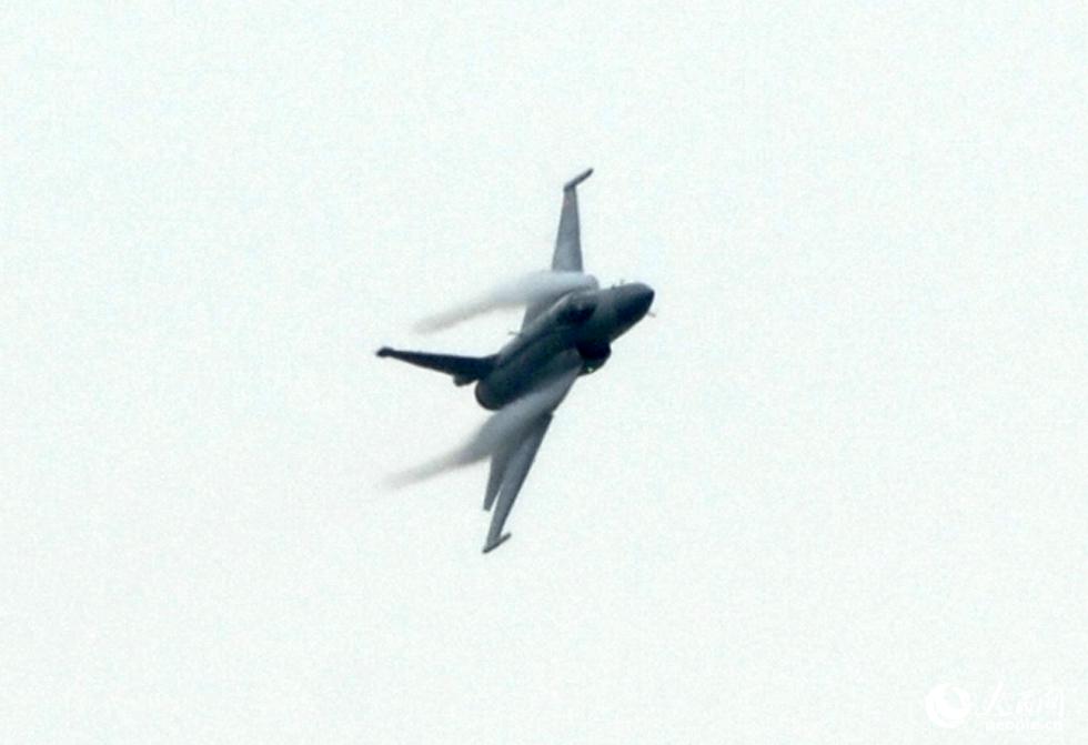 Débuts en vol du chasseur chinois Xiaolong au Salon du Bourget