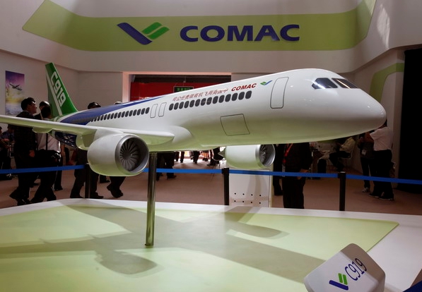 Une maquette de l'avion de ligne C919 de COMAC, construit par la Commercial Aircraft Corporation of China (COMAC), présentée le premier jour de la China International Aviation & Aerospace Exhibition, dans la ville de Zhuhai, dans le Sud de la Chine. [Photo d'archives / Agences]