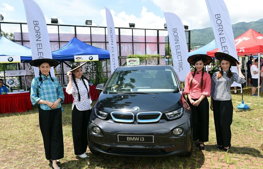 Les véhicules électriques vedettes d'un carnaval à Hong Kong