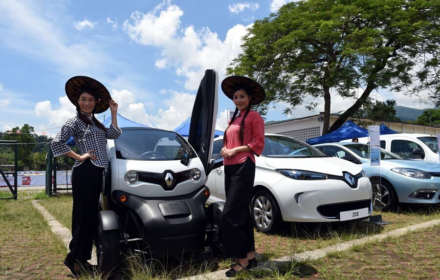 Les véhicules électriques vedettes d'un carnaval à Hong Kong