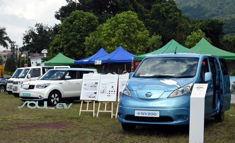 Les véhicules électriques vedettes d'un carnaval à Hong Kong