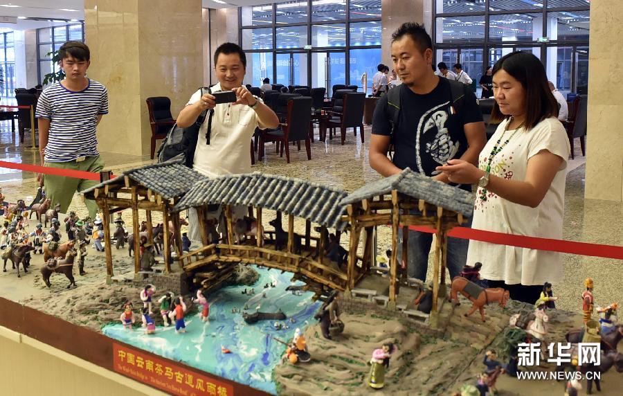 Chine : une maquette de l'ancienne route du thé en pate à modeler