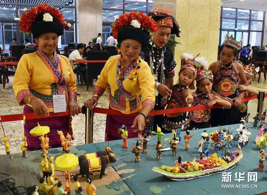 Chine : une maquette de l'ancienne route du thé en pate à modeler