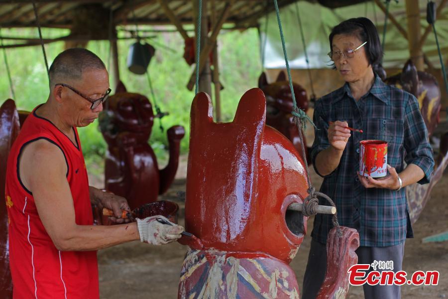 Zhou Chengyun, un artisan, met la touche finale à une sculpture qui sera utilisée dans une course de bateaux-dragons, dans le comté de Daoxian de la province du Hunan, en Chine centrale. Quelques jours avant la Fête des bateaux-dragons du 20 juin, Zhou et sa femme se sont lancés dans une course contre la montre afin de fabriquer cinq nouvelles têtes de dragon pour la course de bateaux et en rénover huit anciennes. Le comté de Daoxian est renommé pour sa fabrication de bateaux-dragons.