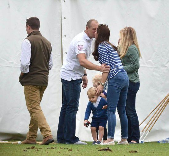 Le petit prince George regarde son père jouer au polo