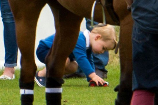 Le petit prince George regarde son père jouer au polo