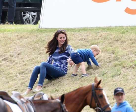 Le petit prince George regarde son père jouer au polo