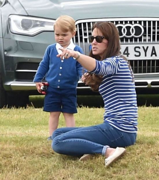 Le petit prince George regarde son père jouer au polo