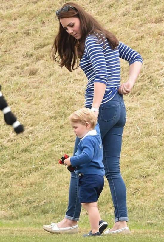 Le petit prince George regarde son père jouer au polo