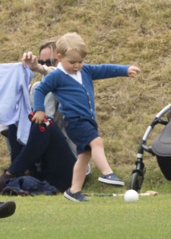 Le petit prince George regarde son père jouer au polo