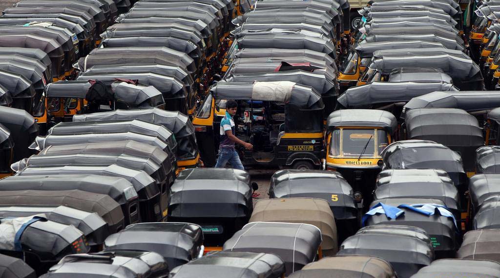 Grève des conducteurs de tricycles indiens contre un logiciel de réservation de taxis