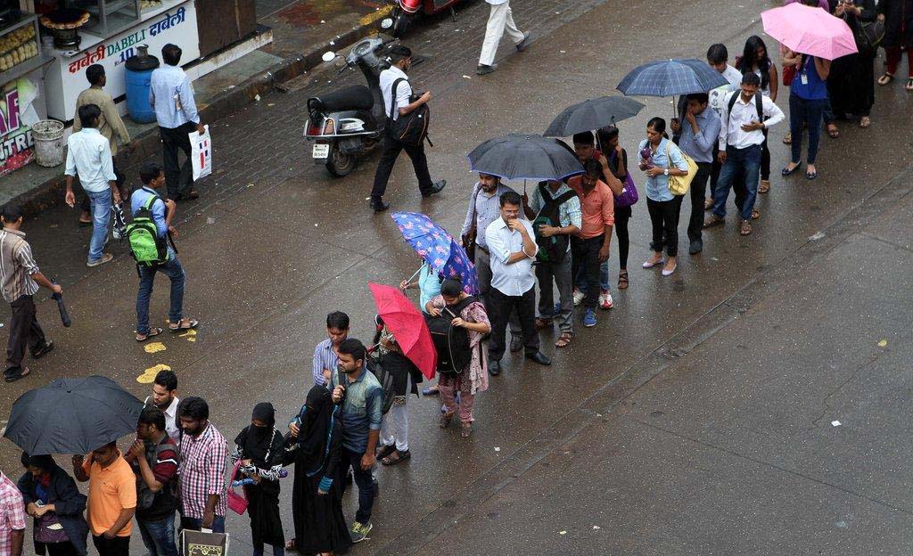 Grève des conducteurs de tricycles indiens contre un logiciel de réservation de taxis