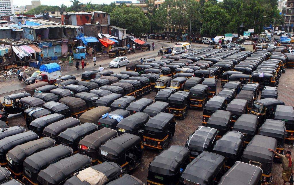 Grève des conducteurs de tricycles indiens contre un logiciel de réservation de taxis