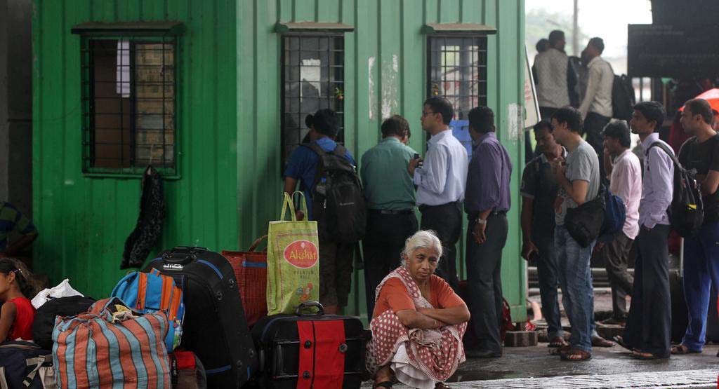 Grève des conducteurs de tricycles indiens contre un logiciel de réservation de taxis