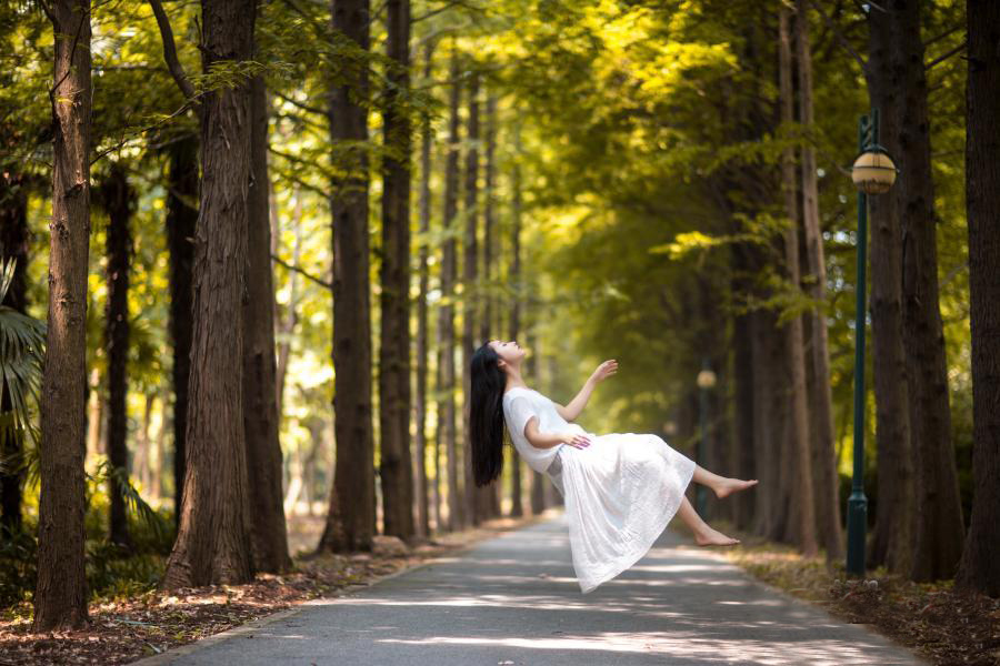 Xiao Ge, la pole-danseuse qui flotte dans les airs