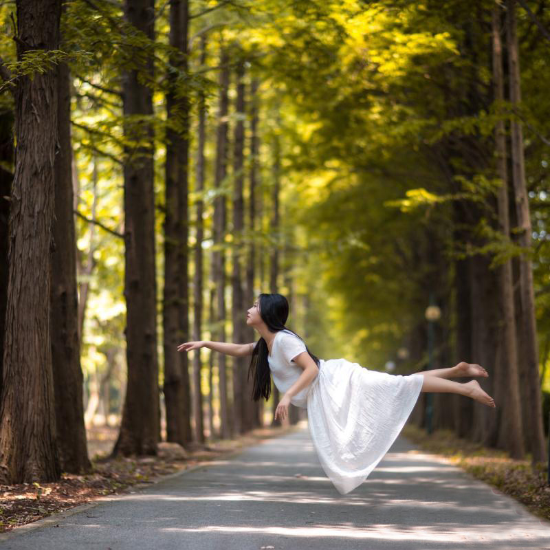 Xiao Ge, la pole-danseuse qui flotte dans les airs