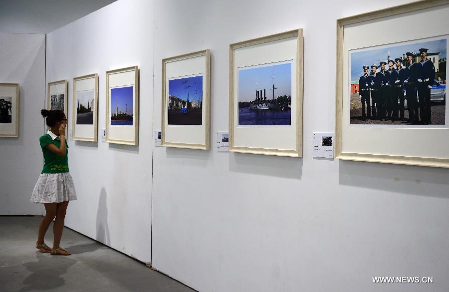 Une fille visite l'exposition de photographie "La guerre et la paix" à l'Université de Wuhan, dans la province du Hubei (centre de la Chine), le 22 juin 2015. L'exposition dure du 22 juin au 10 juillet pour commémorer le 70e anniversaire de la victoire de la Guerre antifasciste mondiale. (Xinhua/Hao Tongqian)