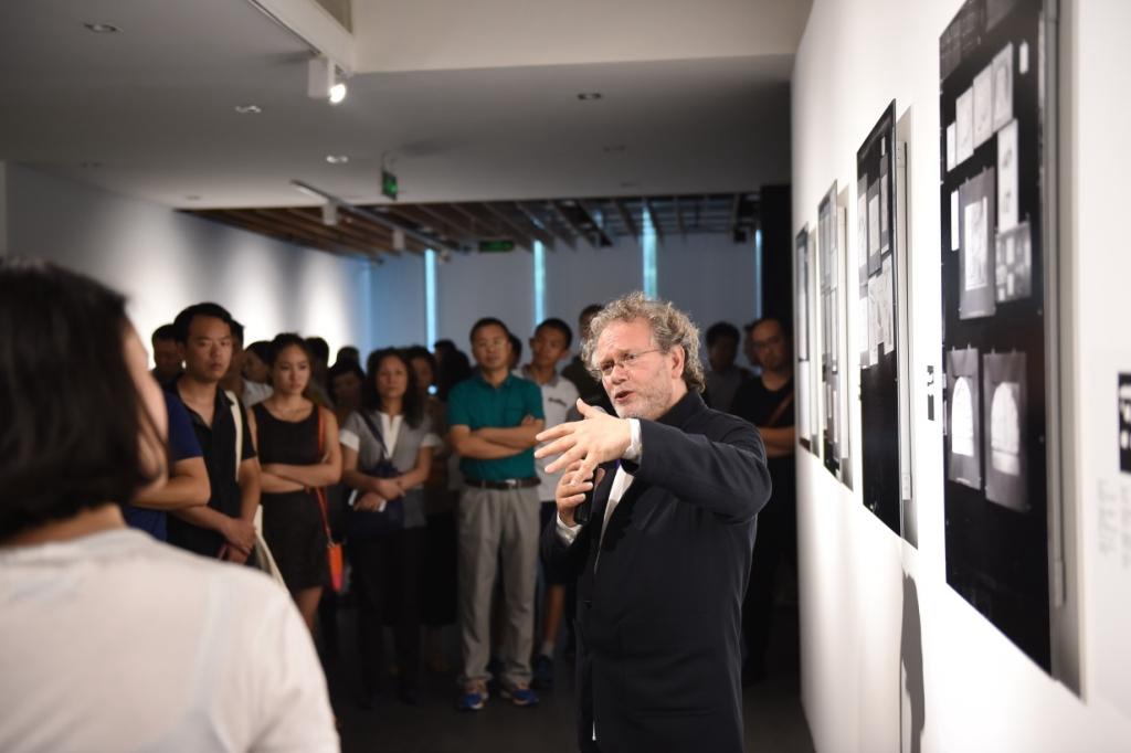 Georges Didi-Huberman donne une présentation de l'exposition "La mémoire br?le" à l'OCAT (photo OCAT)