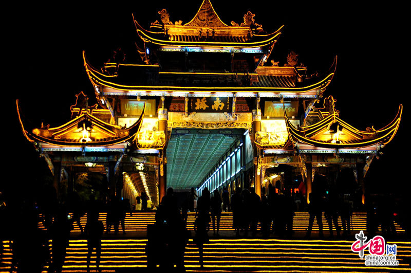 Le pont sud de Dujiangyan s'illumine la nuit