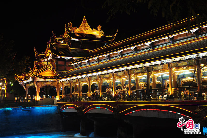 Le pont sud de Dujiangyan s'illumine la nuit