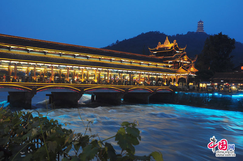 Le pont sud de Dujiangyan s'illumine la nuit