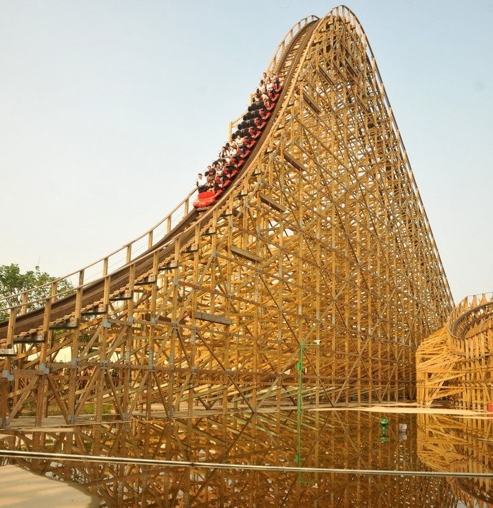 Mise en service de montagnes russes géantes en bois dans l'Anhui