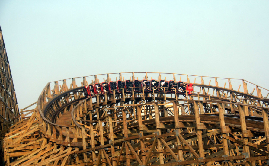 Mise en service de montagnes russes géantes en bois dans l'Anhui