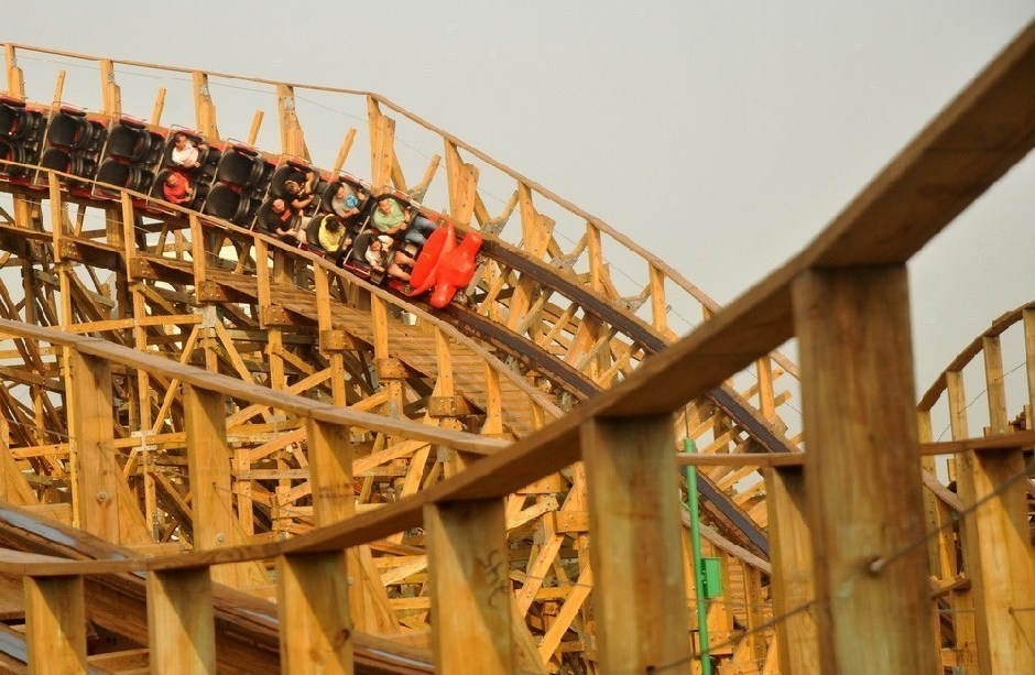 Mise en service de montagnes russes géantes en bois dans l'Anhui