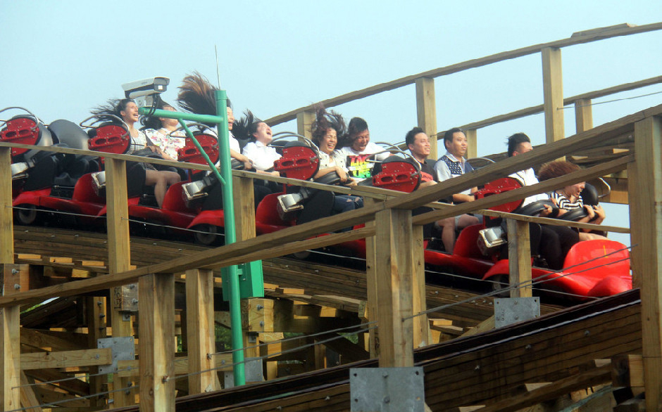 Mise en service de montagnes russes géantes en bois dans l'Anhui