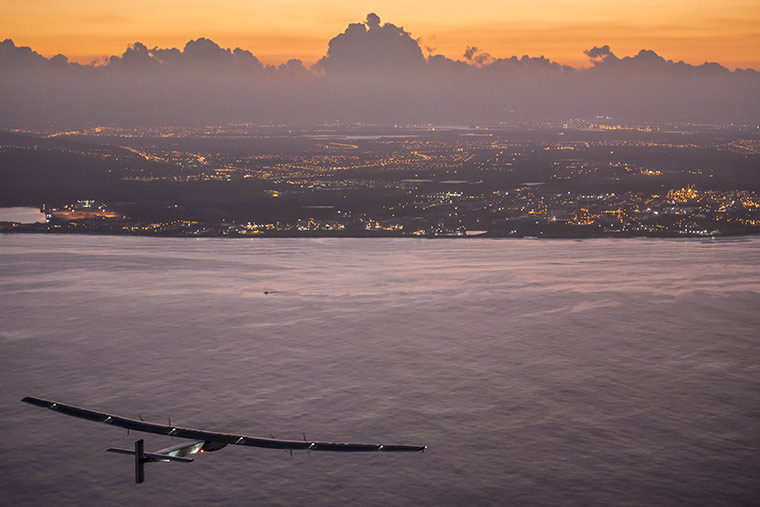 Solar Impulse 2 atterrit à Hawa? après 118 heures de survol du Pacifique