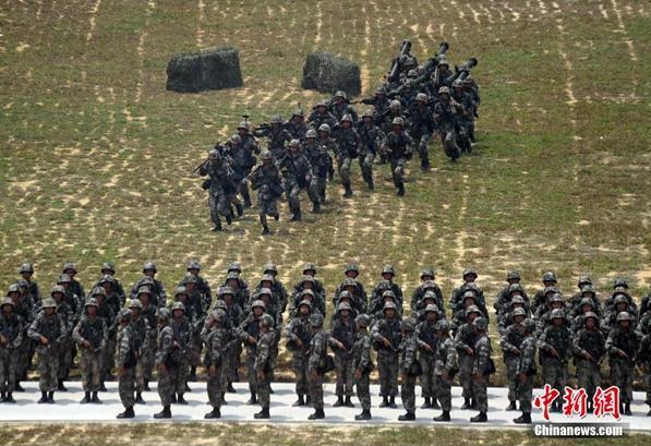 L’Armée Populaire de Libération (APL) de la garnison de Hong Kong a commencé un exercice de tir réel dans la banlieue de Hong Kong, le samedi 4 juillet 2015, le premier de son genre que les résidents locaux sont invités à observer depuis 1997. [Photo / chinanews.com]