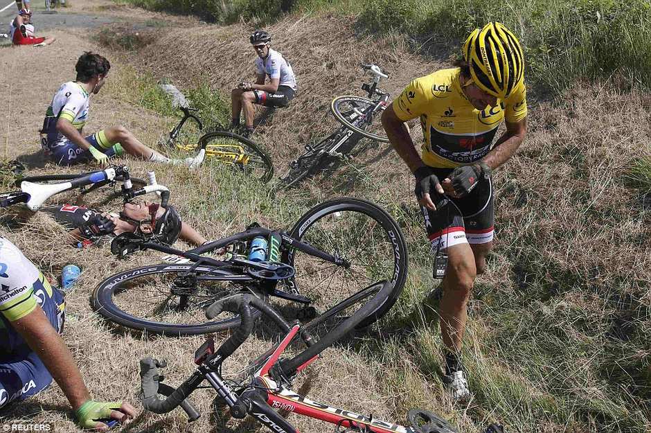 Tour de France : chute dramatique d'une trentaine de coureurs