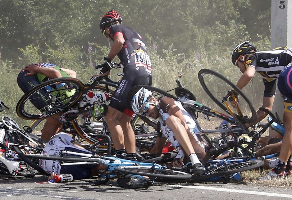 Tour de France : chute dramatique d'une trentaine de coureurs