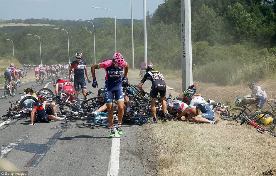 Tour de France : chute dramatique d'une trentaine de coureurs