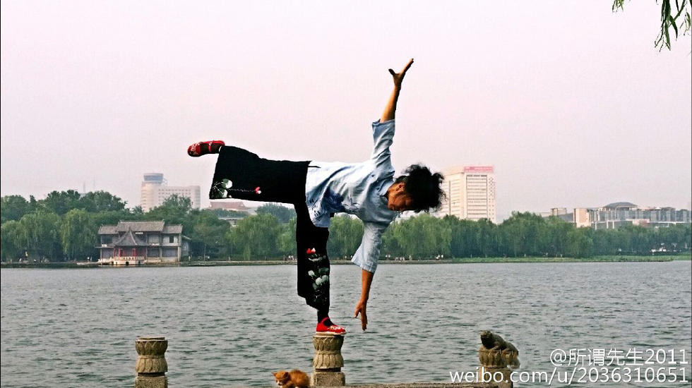 Une personne agée joue les acrobates dans le Shandong